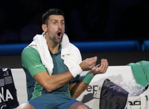 ĐOKOVIĆ NIKAD U ŽIVOTU NIJE DAO KRAĆI INTERVJU Novak besan, pogledom streljao novinara