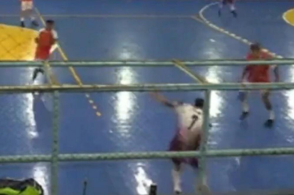 (UZNEMIRUJUĆI VIDEO) STRAVIČNA SMRT NA UTAKMICI Odjednom se srušio, pa ubrzo preminuo, majka mladića smogla snage i poručila samo jedno