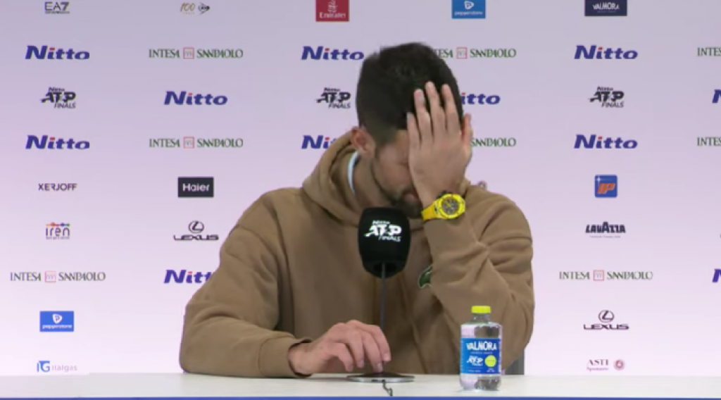 HIT REAKCIJA NOVAKA NA KONFERENCIJI Novinar je postavio jedno pitanje Đokoviću, a Nole se odmah uhvatio za glavu (FOTO)