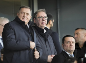 VUČIĆ BODRI ORLOVE U LESKOVCU Predsednik Srbije pruža podršku fudbalerima u borbi za plasman na EURO u Nemačkoj (VIDEO)
