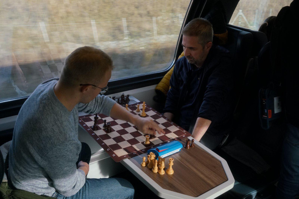 Šahovski spektakl u najbržem vozu (VIDEO)