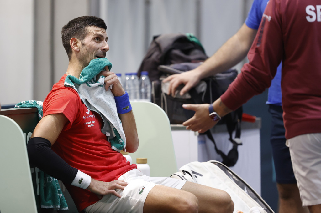 IMA LI RAZLOGA ZA BRIGU? Nole odradio trening u Malagi pred bitku sa Britancima, jedan detalj zabrinuo sve navijače (VIDEO)