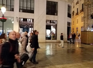 HOĆE LI NOVAKU I EKIPI ZAPEVATI "RUŽO RUMENA"? Poznati srpski glumac došao da bodri Srbiju u Malagi (FOTO)