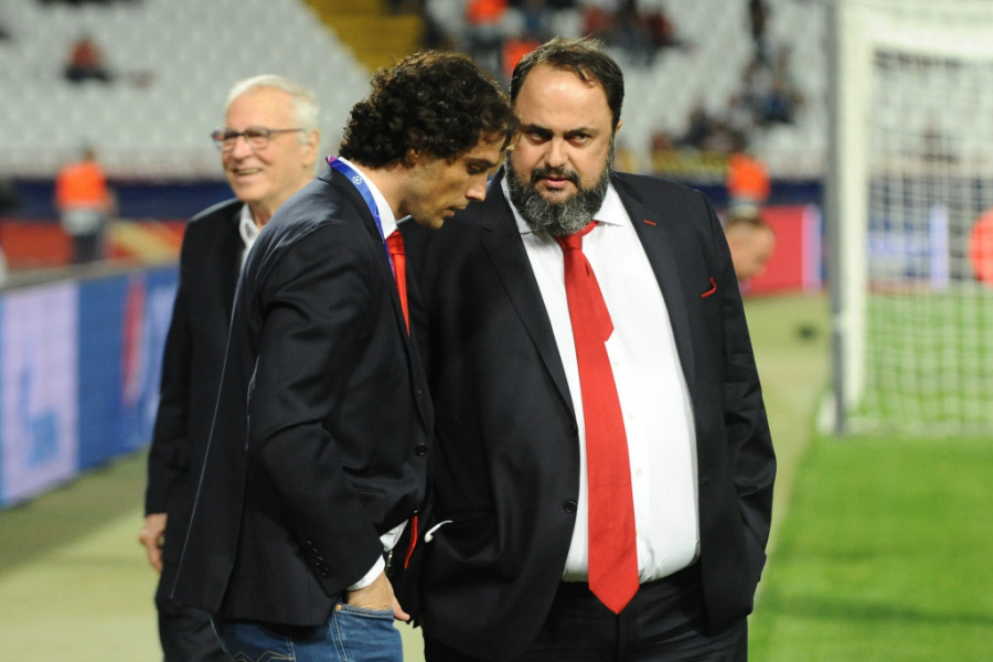 SKANDAL U PREMIJER LIGI Marinakis jurio sudije, obezbeđenje ga jedva zadržalo
