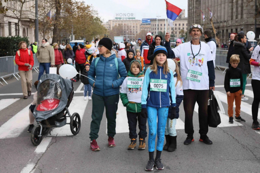 STARTOVALI I NAJMLAĐI TRKAČI Početak porodične trke na 4. Beogradskom polumaratonu (VIDEO)