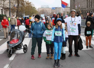 STARTOVALI I NAJMLAĐI TRKAČI Početak porodične trke na 4. Beogradskom polumaratonu (VIDEO)