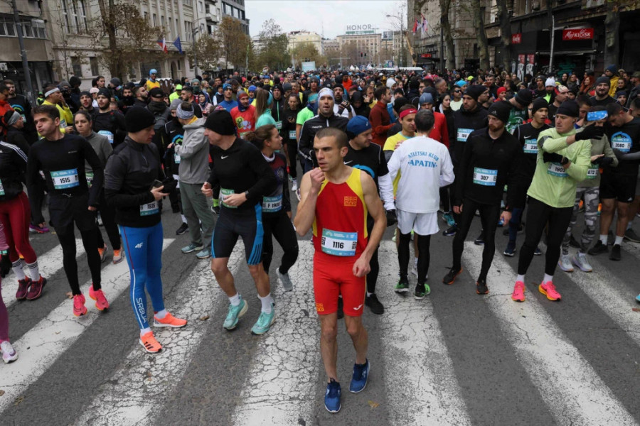 PRVI PROTRČAO KROZ CILJ Ovo je pobednik trke na 10 kilometara na 4. Beogradskom polumaratonu! (VIDEO)