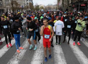 PRVI PROTRČAO KROZ CILJ Ovo je pobednik trke na 10 kilometara na 4. Beogradskom polumaratonu! (VIDEO)