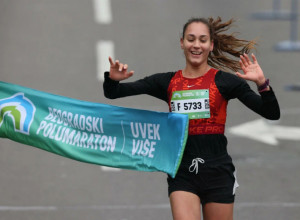 NAJBRŽA KOD ŽENA Milica Tomašević šampionka na 10 kilometara na 4. Beogradskom polumaratonu! (VIDEO)