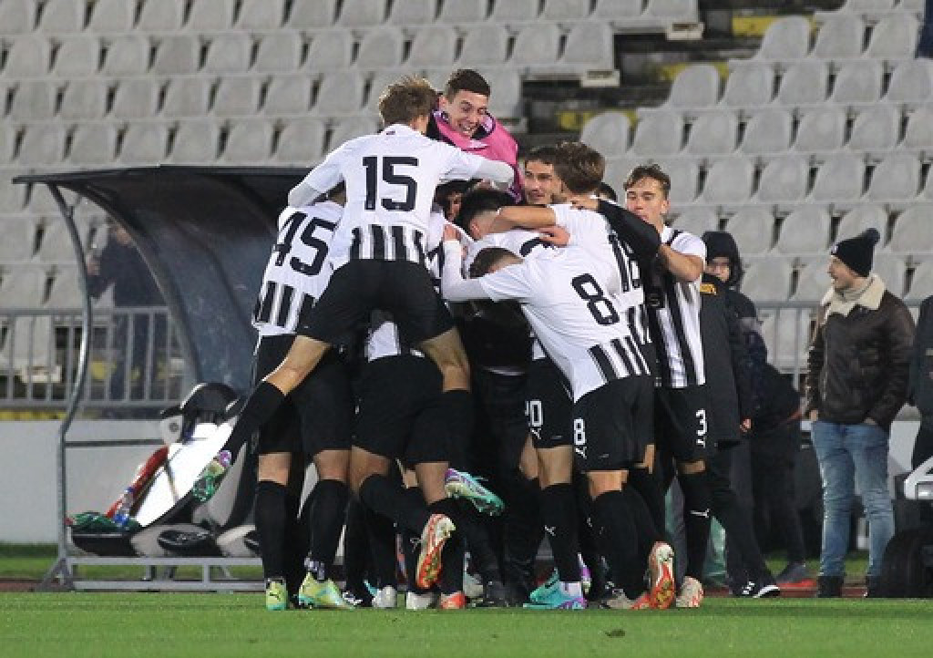 PARTIZAN NAPRAVIO OGROMAN PREOKRET, PA STREPEO DO POSLEDNJE SEKUNDE Crno-beli u narednoj fazi omladinske lige šampiona