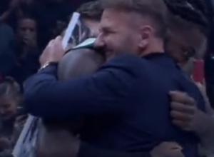 EMOTIVNE SCENE U "ARENI" Lesor dobio poklon po kojem će ga svi navijači pamtiti (VIDEO)