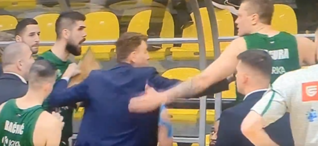 NESTVARNE SCENE U SPLITU Igrači Krke na ivici tuče, razdvajao ih trener (VIDEO)