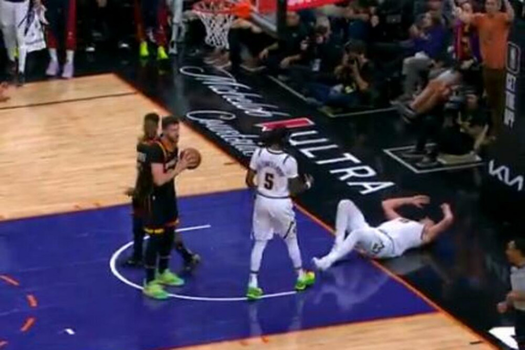 DŽOKER SE SRUŠIO NA PARKET Nurkić udario u glavu Jokića, potez koji je postao viralan na mrežama (VIDEO)