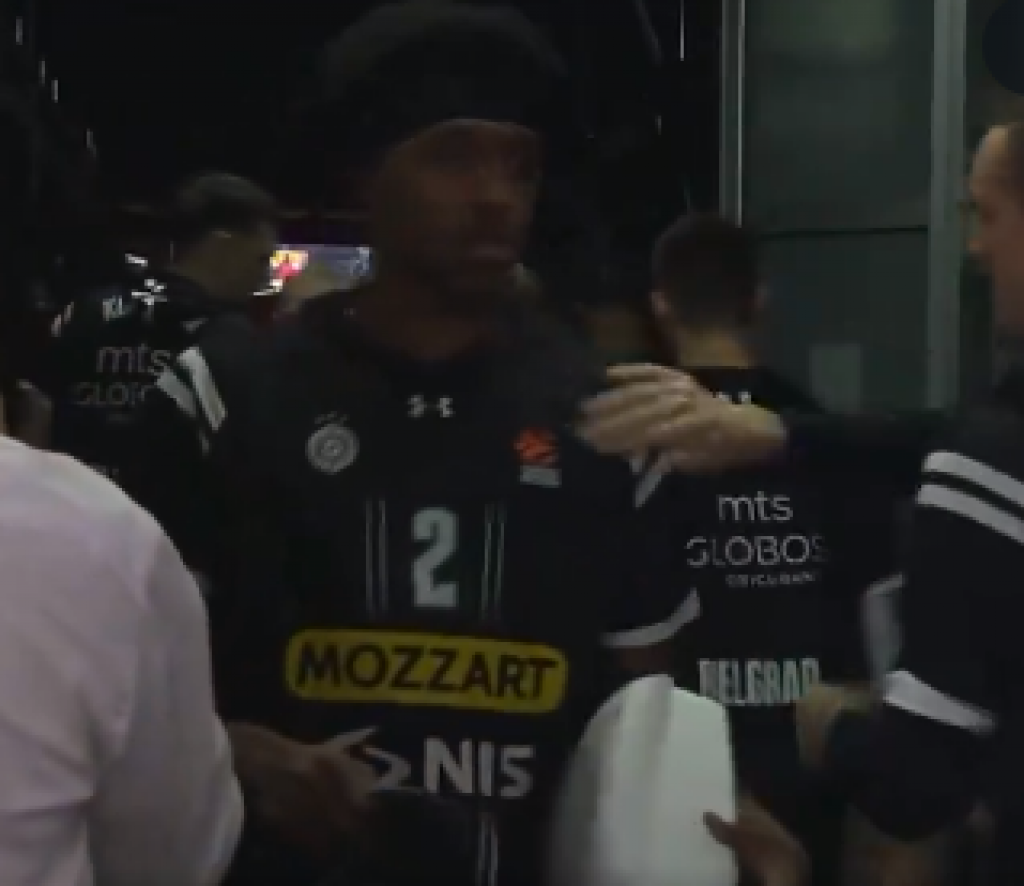 KAKVA SCENA U "ARENI" Šta do igrač Partizana drži u rukama? Mnogi su ostali u šoku...