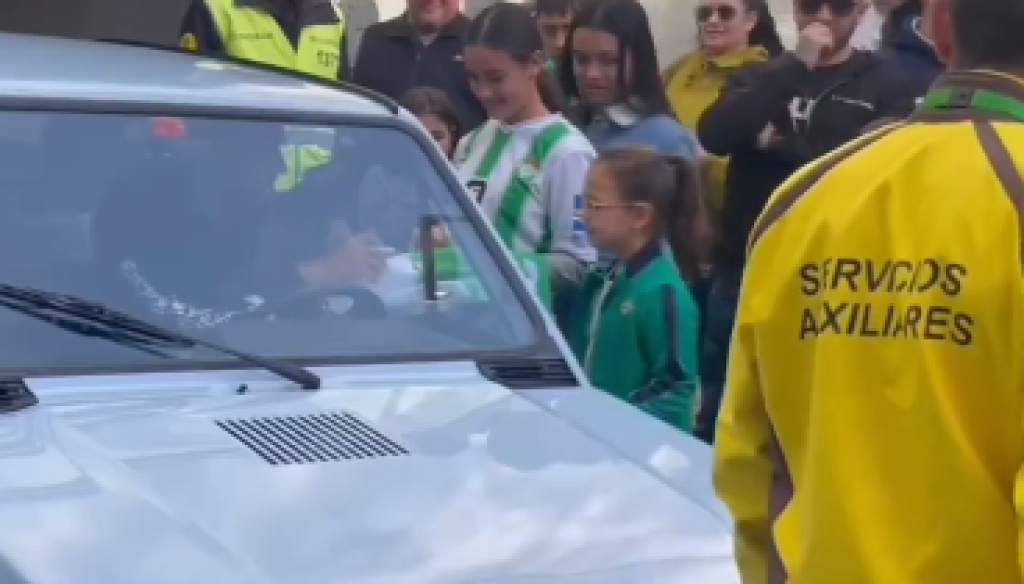 ZARAĐUJE MILIONE A VOZI AUTO OD 1.000 EVRA Kada se pojavio, svi su pali u delirijum