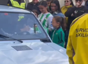 ZARAĐUJE MILIONE A VOZI AUTO OD 1.000 EVRA Kada se pojavio, svi su pali u delirijum