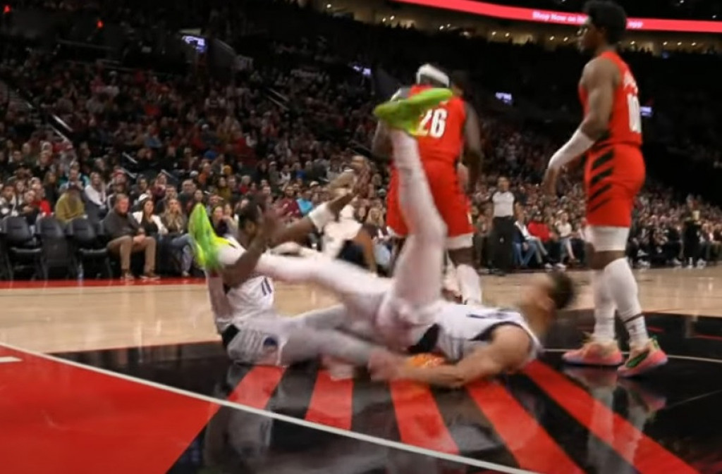 OVO JE JEZIVO Poznati NBA čarobnjak sa parketa gledao kako mu grdosija pada na nogu, završio u kolicima (VIDEO)