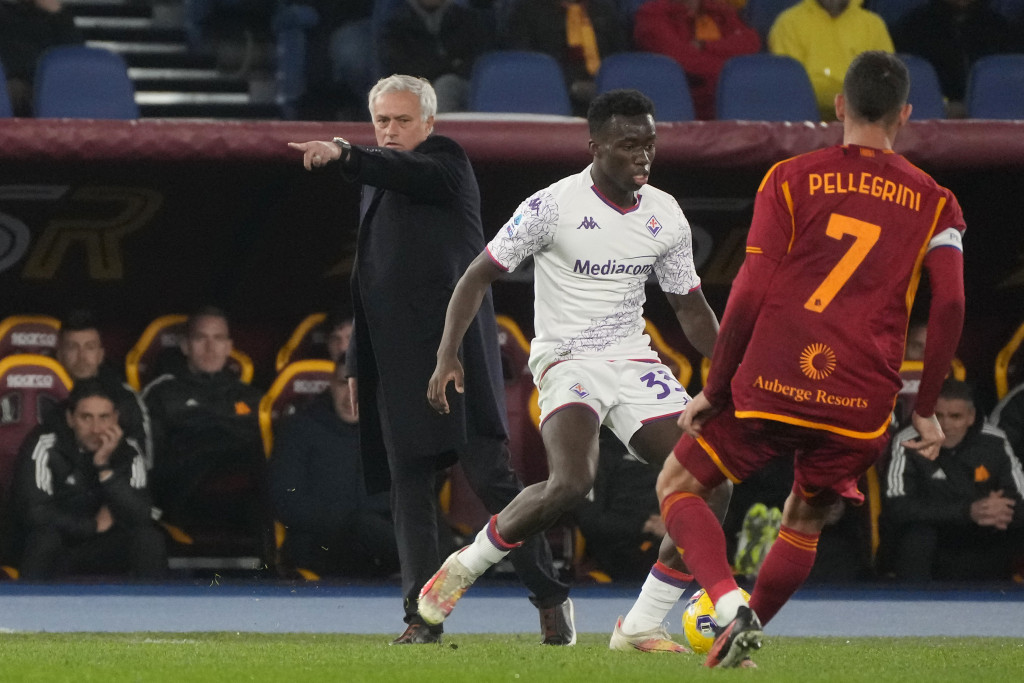 MURINJO OPET IZVEO ŠOU Napravio "puškicu" za golmana kada je Roma ostala sa dva igrača manje (VIDEO)