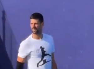 NOLE NA TERENU, A ONA SVE PRATI SA TRIBINA Ćerka čuvene fudbalske legende gledala Đokovićev trening (VIDEO)