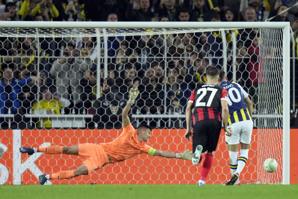 BALKANCI DOMINIRALI, FENER KIKSNUO Tadić opet pogodio, Džeko ga ispratio