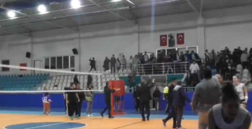 NOVI TRENUTAK LUDILA Huligani staklenim flašama gađali odbojkašice (VIDEO)