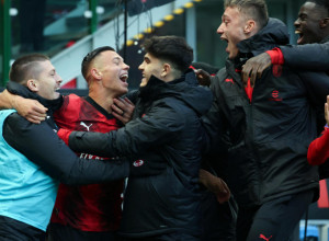 SUZE RODITELJA KOJE SU OBIŠLE PLANETU Srpski biser dao gol na debiju za Milan, mamu i tatu savladale emocije (VIDEO)
