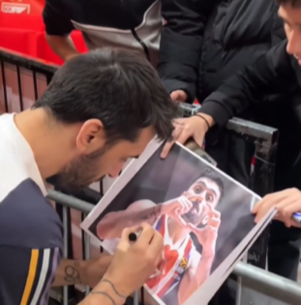 FAKU PONOVO U ARENI Kampaco se grlio sa Mitrovićem, delio autograme... (VIDEO)