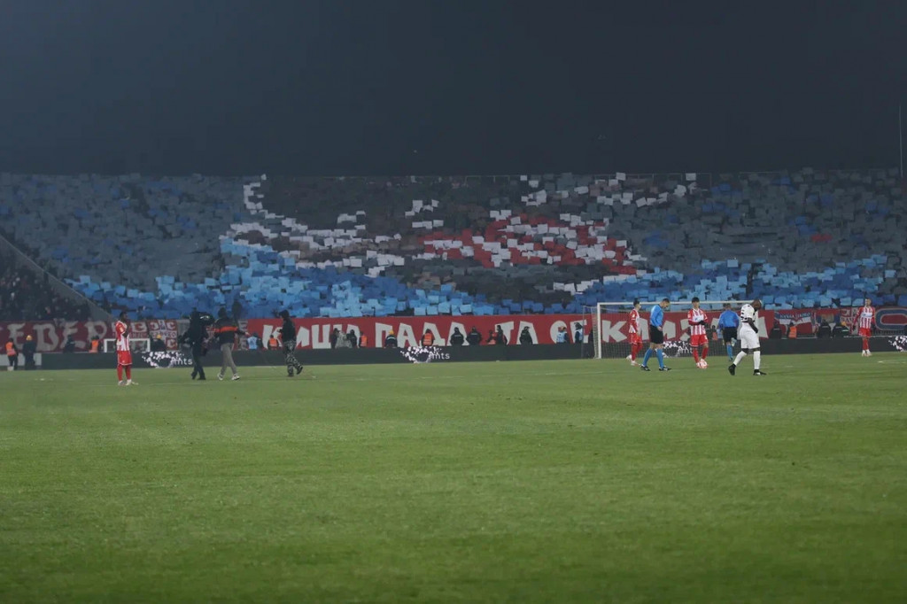 DVE RAZLIČITE SLIKE SA 171. VEČITOG DERBIJA Koreografija "delija" i prazan jug u Humskoj (VIDEO)