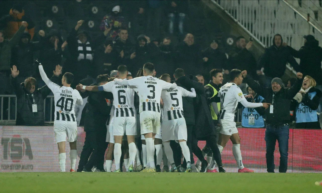 CRNO-BELI OSTALI BEZ TALENTA Mladi fudbaler napustio Partizan, Siti i Milan se utrkuju za njegov potpis