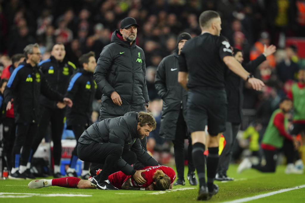 BIZARNIJE NIJE MOGLO Fudbaler Liverpula se sudario sa Klopom, pa slomio ključnu kost - sada ga čeka duža pauza