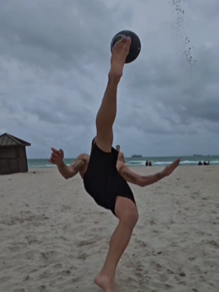 KLASA JE VEČNA Ibrahimović izveo spektakularne "makazice" na plaži (VIDEO)