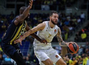 CRNO-BELI NE ZABORAVLJAJU Aplauzi i pokloni u Areni za bivše košarkaše Partizana Lovernja i Daloa (VIDEO)