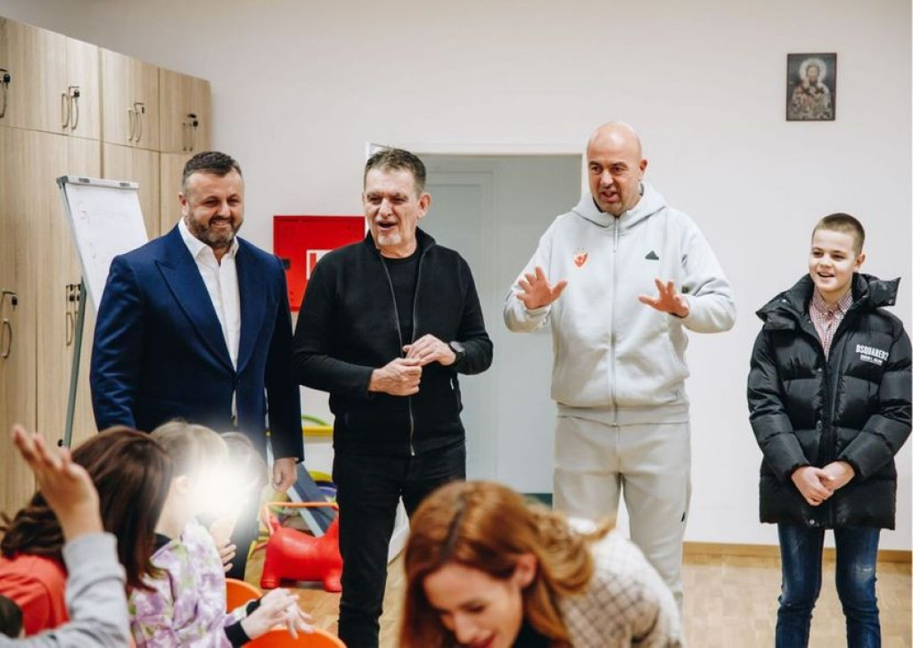 HUMAN GEST ZVEZDE I NJENIH FUNKCIONERA Iznenadili mališane u Zvečanskoj i obradovali ih poklonima