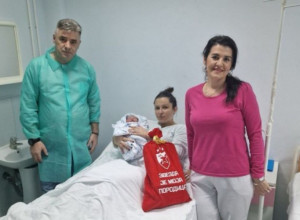 VELIKI GEST NA VELIKI PRAZNIK Crvena zvezda darovala paketiće za bebe srpskim porodilištima na Kosmetu