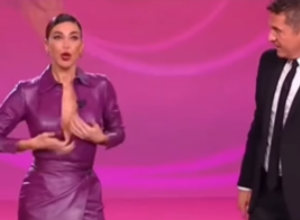 NIJE MOGLA DA IH OBUZDA Atraktivnoj voditeljki ispale grudi tokom prenosa na televiziji (VIDEO)