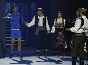 NOVAK NAPRAVIO LUDNICU U MELBURNU Đoković igrao kolo, nasmejao lepu Ruskinju, glumio sudiju i pobedio Cicipasa (VIDEO)
