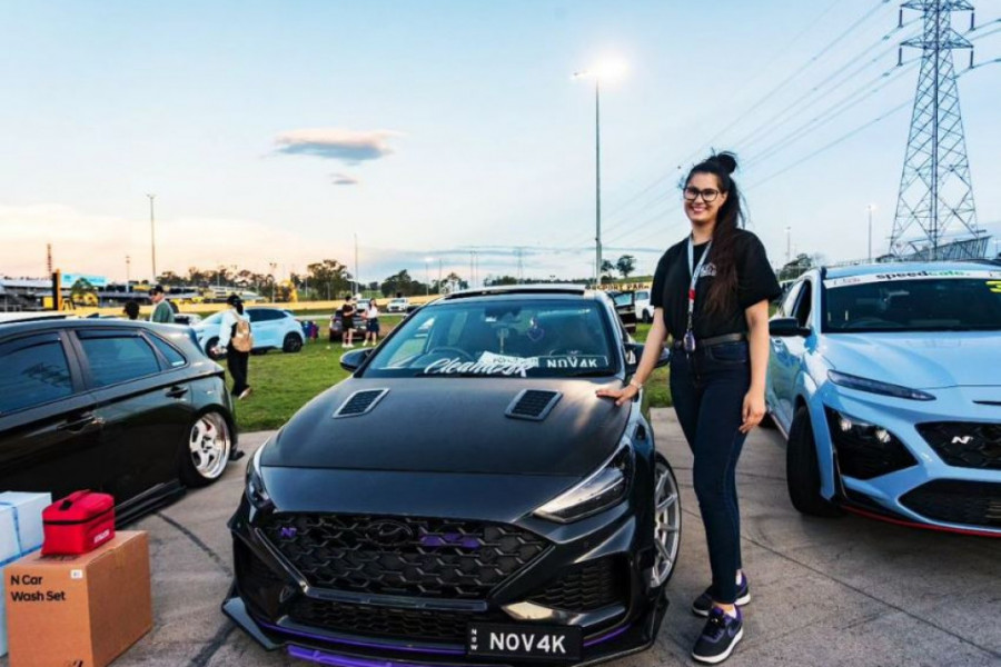 NATALIJIN NOVAK HIT U AUSTRALIJI Mlada Srpkinja u svetu automobilizma na neobičan način promoviše Đokovića