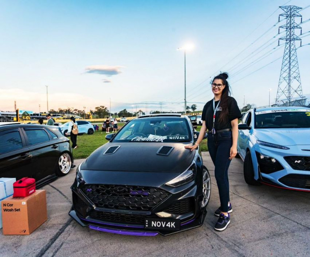 NATALIJIN NOVAK HIT U AUSTRALIJI Mlada Srpkinja u svetu automobilizma na neobičan način promoviše Đokovića