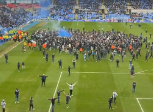 HAOS U ENGLESKOJ Navijači poznatog kluba uleteli na teren, nisu mogli više da trpe (VIDEO)
