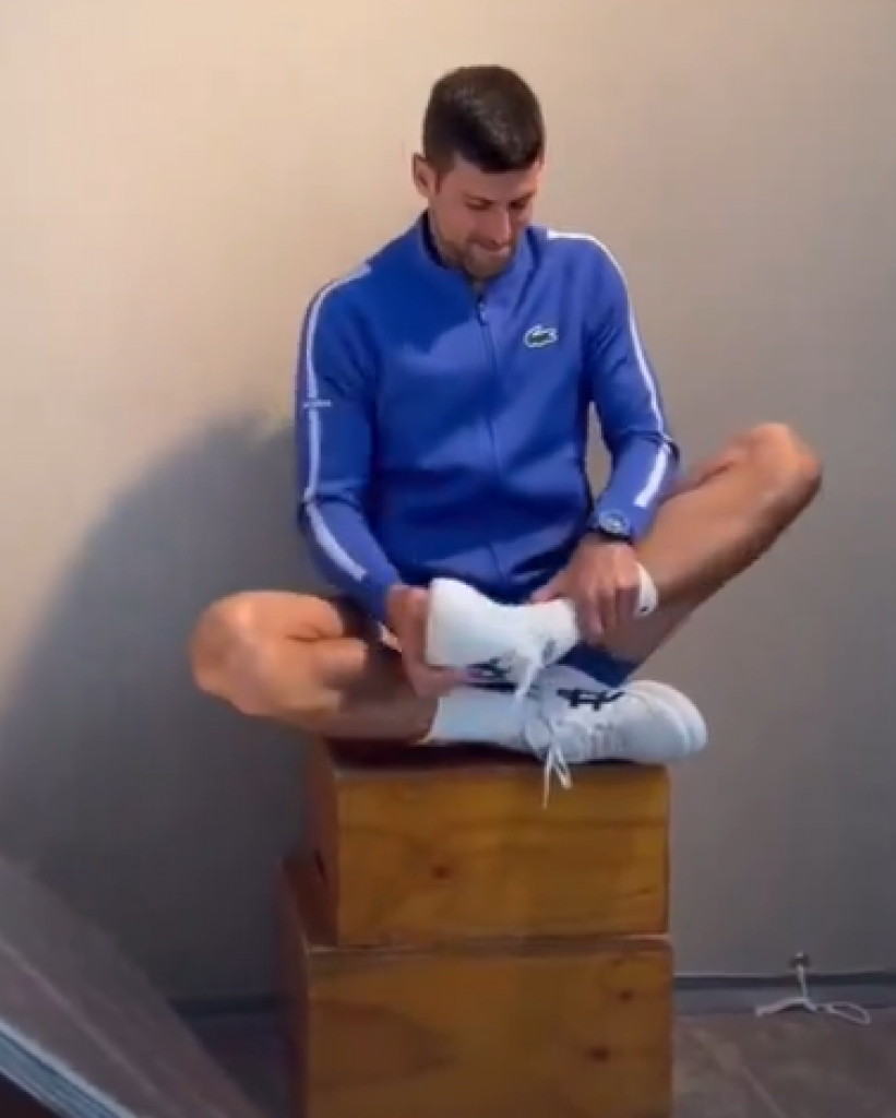 NOLE, ŠTA TO RADIŠ? Đokovićev snimak zapalio društvene mreže, napisao je samo jednu reč i uradio ovo (VIDEO)