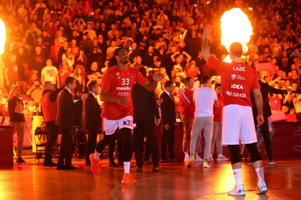 SKANDAL PRED POČETAK "VEČITOG" DERBIJA Navijači Crvene zvezde pogodili ženu za zapisničkim stolom (VIDEO)