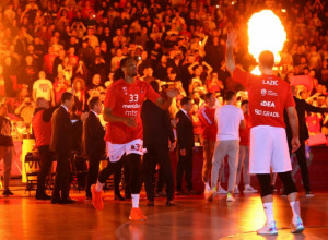 SKANDAL PRED POČETAK "VEČITOG" DERBIJA Navijači Crvene zvezde pogodili ženu za zapisničkim stolom (VIDEO)