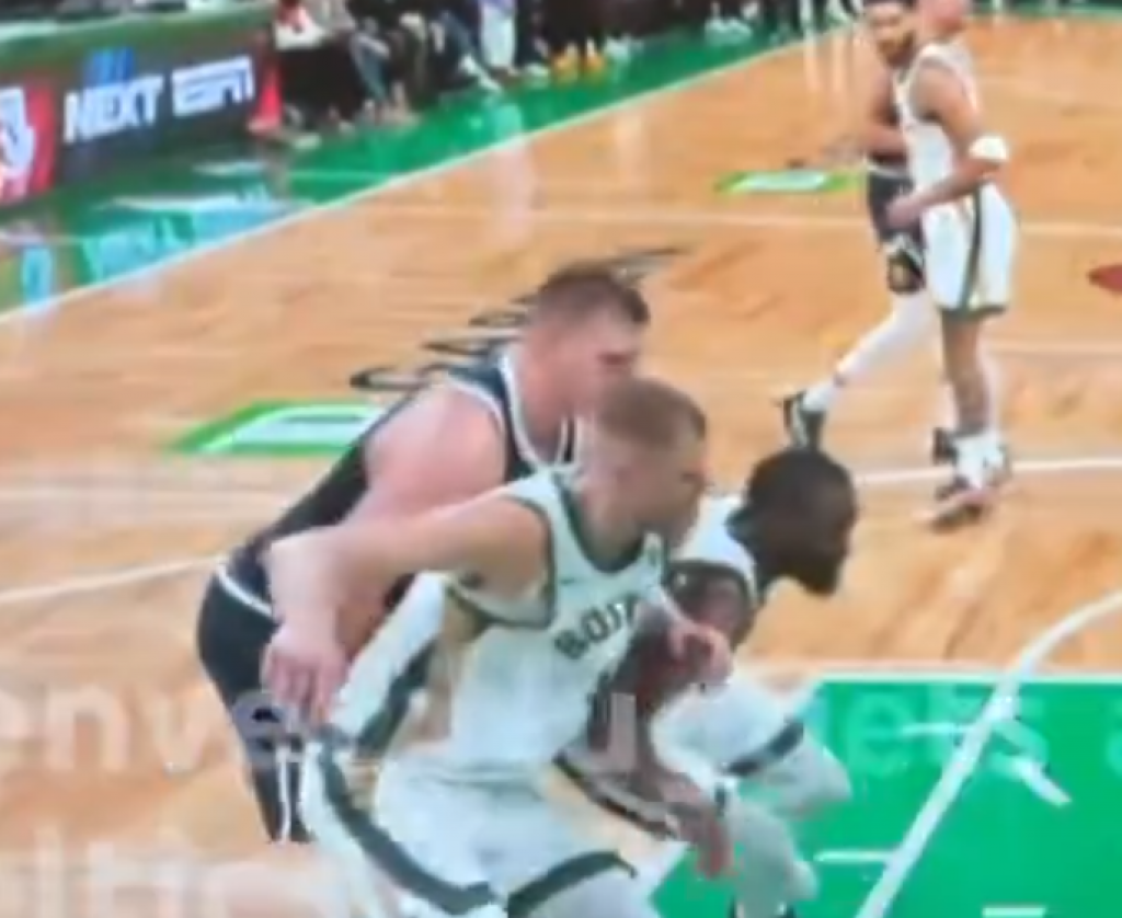 JOKIĆ JE GENIJE, A OVO JE DOKAZ Nikola jednim potezom nasamario dvojicu igrača, odluka sudija mnoge razbesnela (VIDEO)
