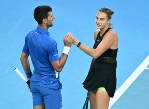 NOVAK SE LUDO ZABAVLJA U MELBURNU Đoković pokušao da imitira lepu Beloruskinju, a onda je Karlos umalo nastradao (VIDEO)