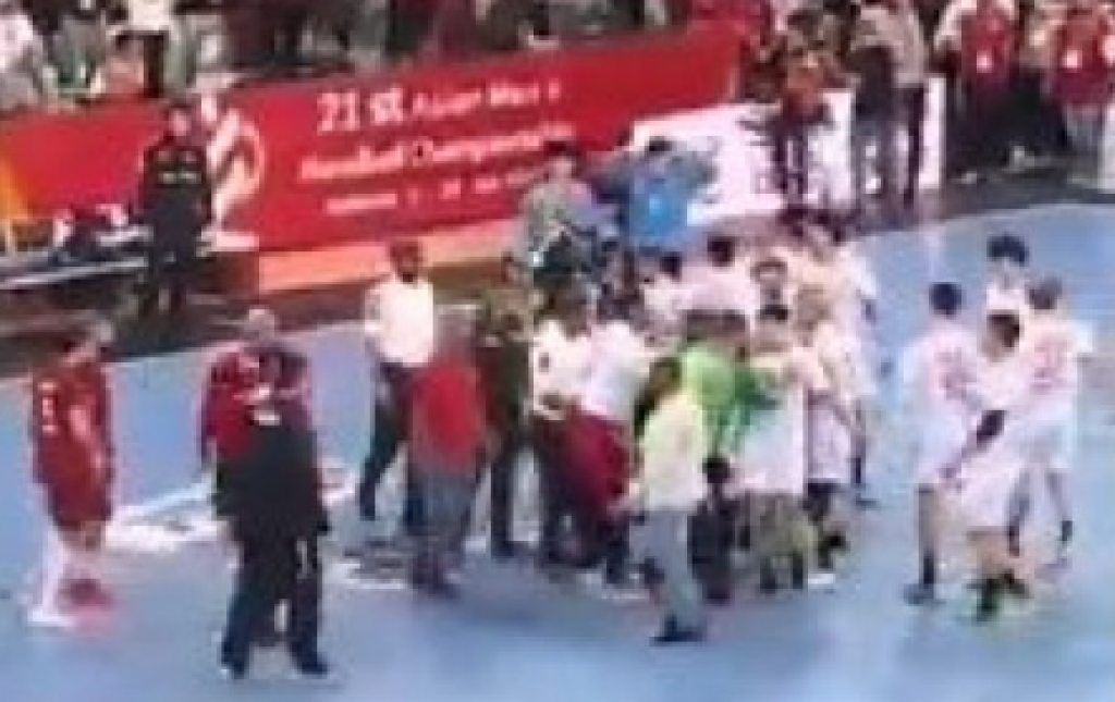 POTPUNI HAOS Igrači napali sudiju, petorica privedeno, pa dobili medalje (VIDEO)