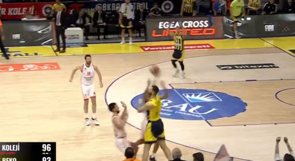 PAPAJANIS KAO KECMAN Košem preko celog terena izborio produžetak za svoju ekipu (VIDEO)