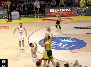 PAPAJANIS KAO KECMAN Košem preko celog terena izborio produžetak za svoju ekipu (VIDEO)