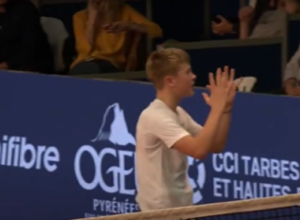 OVO JOŠ NISTE VIDELI Mladi teniser pokazao srednji prst sudiji, odmah je izbačen sa turnira (VIDEO)