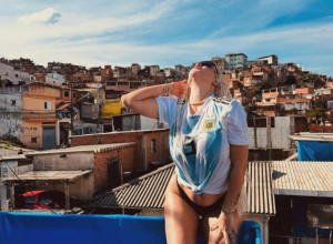 GORI U FAVELAMA Argentinka pokazala novu frizuru, a u prvom planu nešto drugo: U tangama bode oči Brazilcima