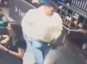 POJAVIO SE NOVI SNIMAK Uzeo makaze krenuo na Bjelicu, svuda oko njih deca (VIDEO)